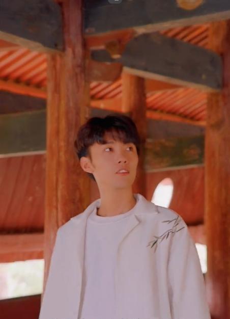 鹏鹏真有心了，回家过年还不忘记宣传家乡的美景。
他还特地回老家去看了下家乡的老房