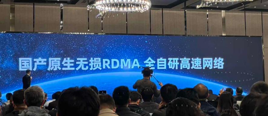 今年政府工作报告提出要发展超大规模智算集群等新基建工程，算力集群从几百卡到几千卡