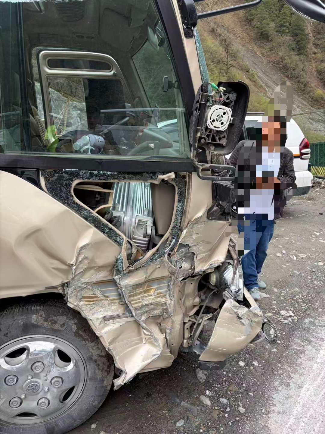 正在后排睡觉呢，我的滴滴和别人发生剐蹭了。 半个月的第二起车祸了，当然第一场更严