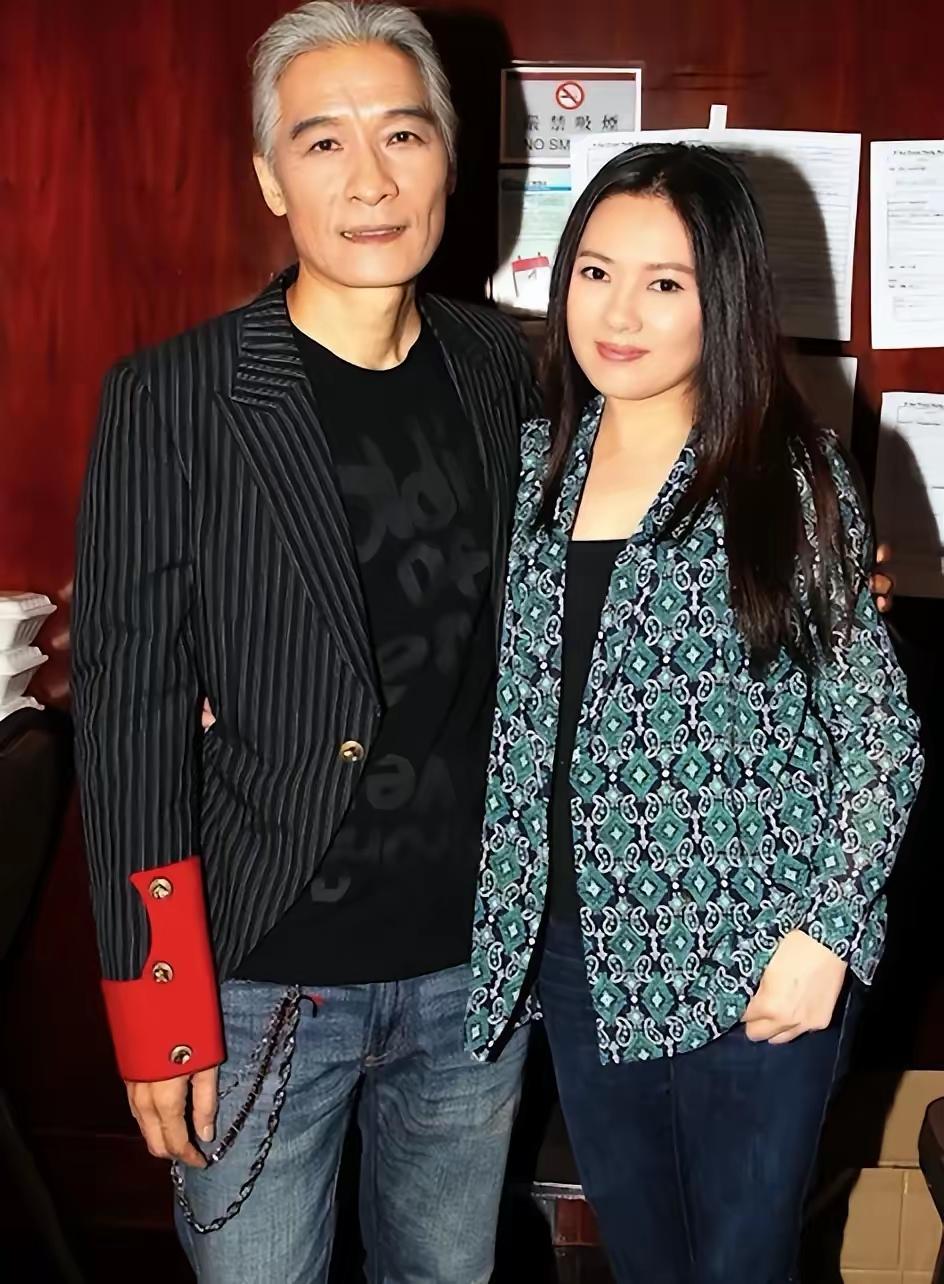 大部分人一看都知道他们是夫妻，没有人认为他们是父女，虽然两个人的头发颜色差距很大
