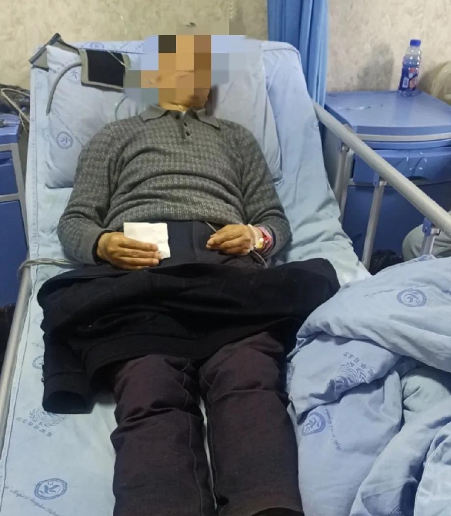 上海， 60岁已婚男子背着老婆和35岁情人出去吃饭唱歌，回家途中，两人大吵一架，