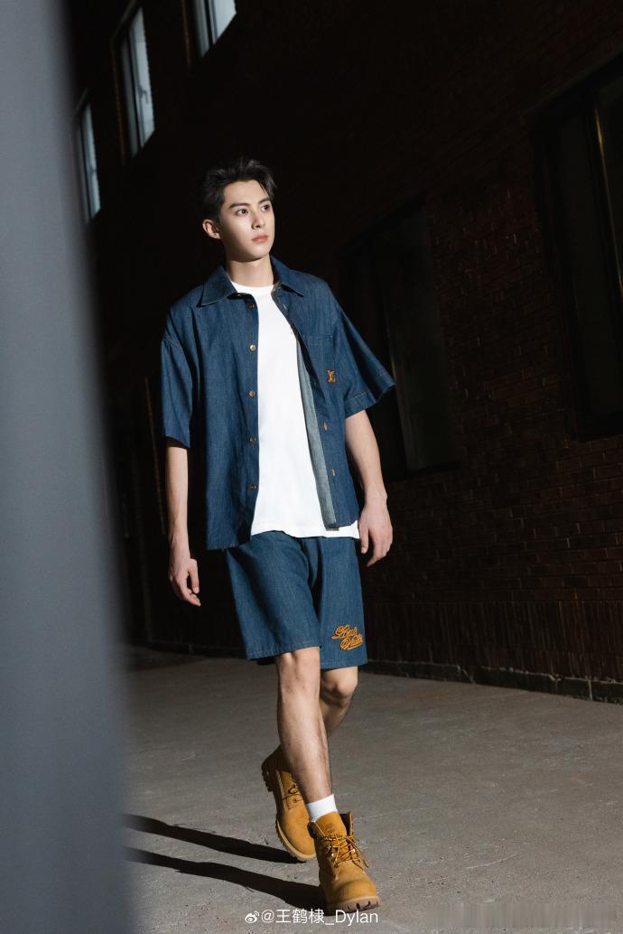 #王鹤棣hi6回归黑发##王鹤棣黑发牛仔A感# ​​​王鹤棣的黑发，是青春的诗篇