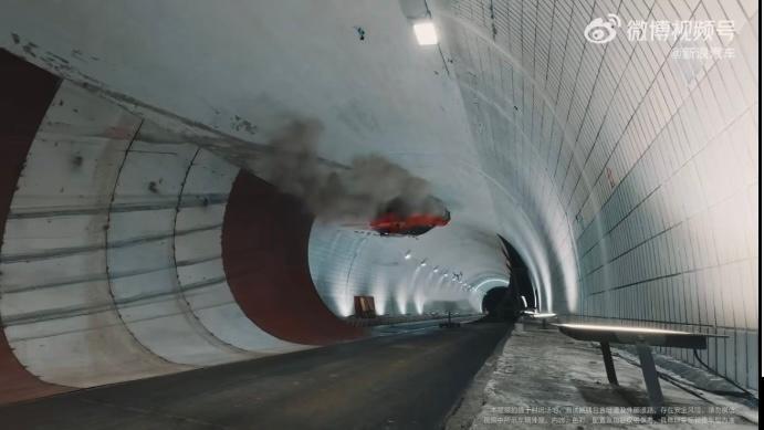中国车完成360度隧道旋转穿越岚图追光S这个隧道360°旋转，看得人直接肾上腺素