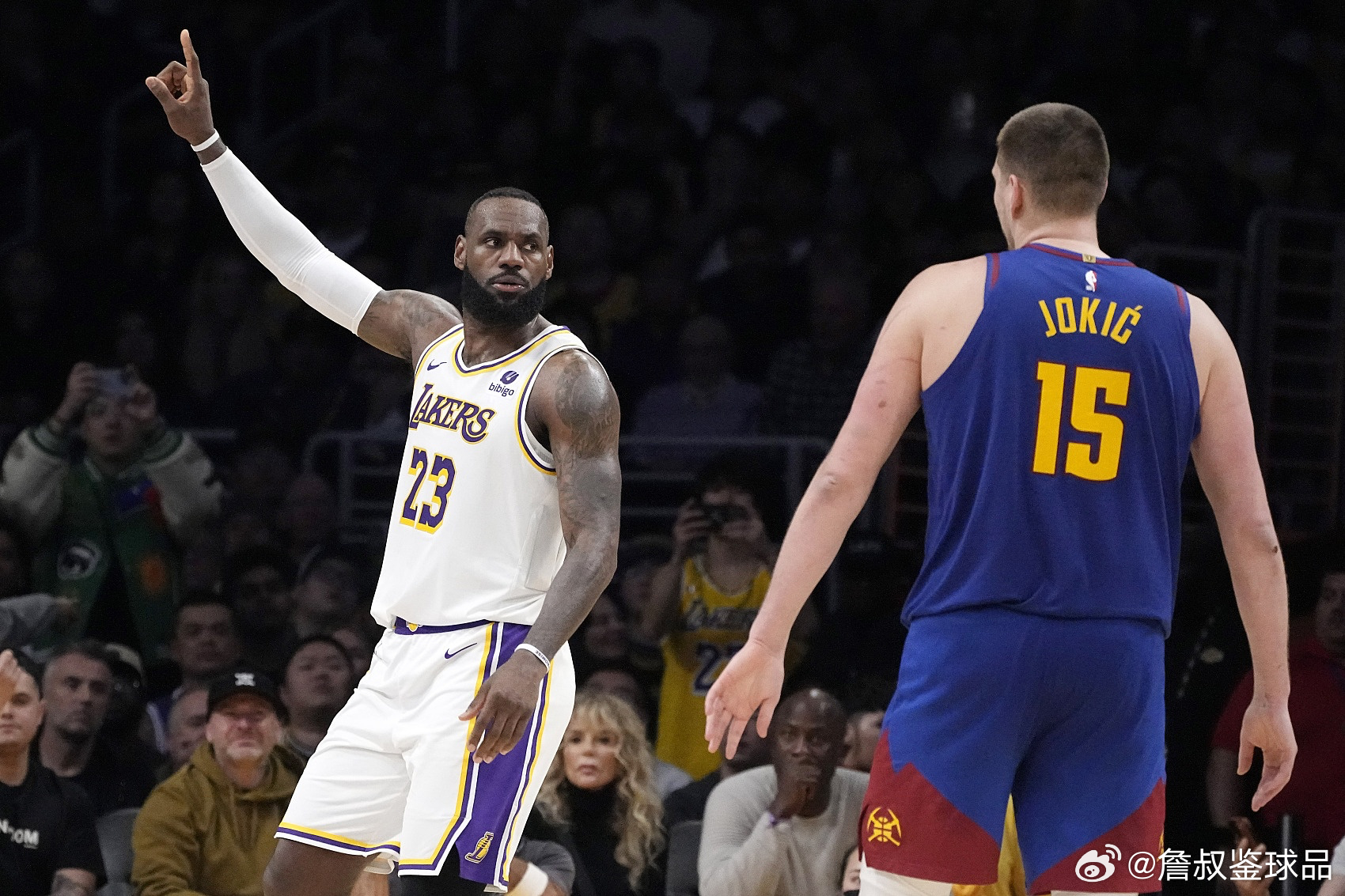 NBA常规赛，湖人客场113-120不敌掘金。首节最后时刻，詹姆斯转身后仰跳投命