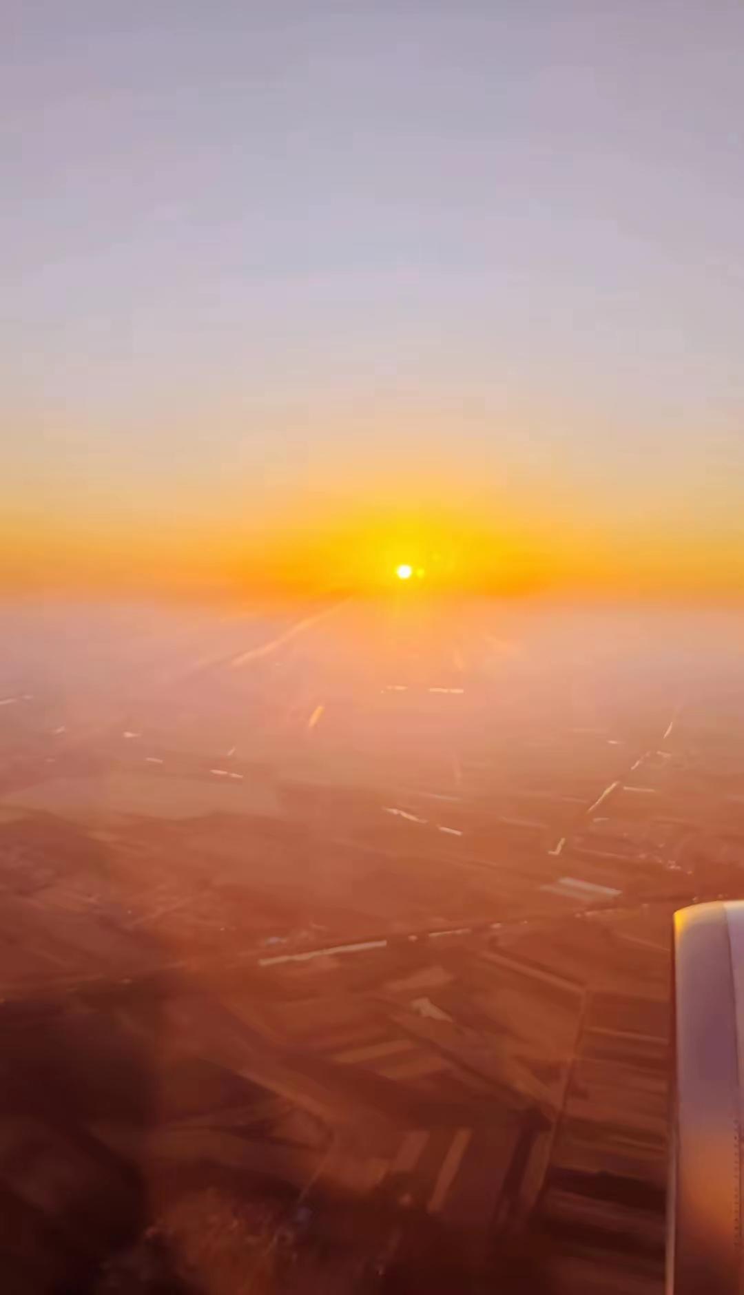 每天，我们的手机屏幕都被各种“热点”冲刷。一个标签，，就像一张通往当下最喧闹广场