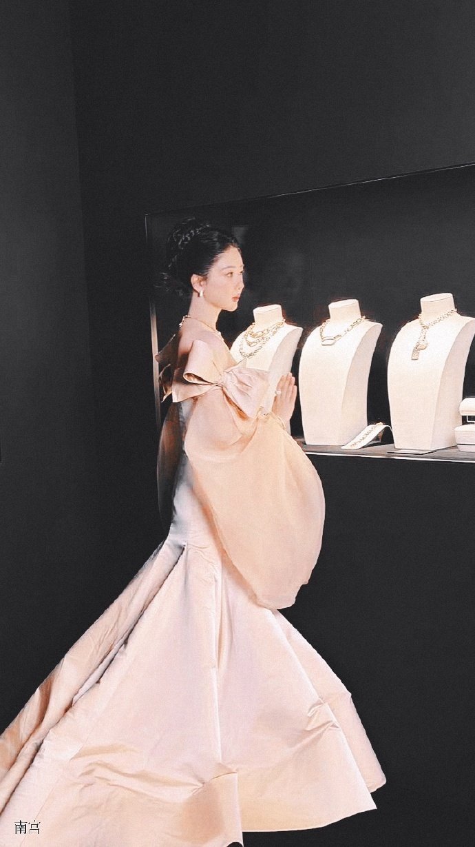杨紫玉兰花开君再来 💜杨紫董竹君 “你是黑夜耀眼的光，白昼绚烂的玫瑰”  𝐘