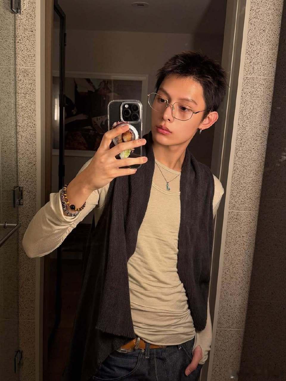 赵雨凡JAMES  🦅 每日一善 希望，如同黑暗中的一盏明灯，照亮我们锦绣的前