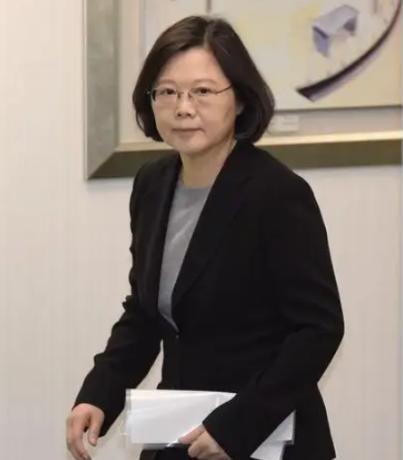 就在刚刚，

台湾地区前领导人蔡英文发表声明，

4 月 5 日清明节，蔡英文在