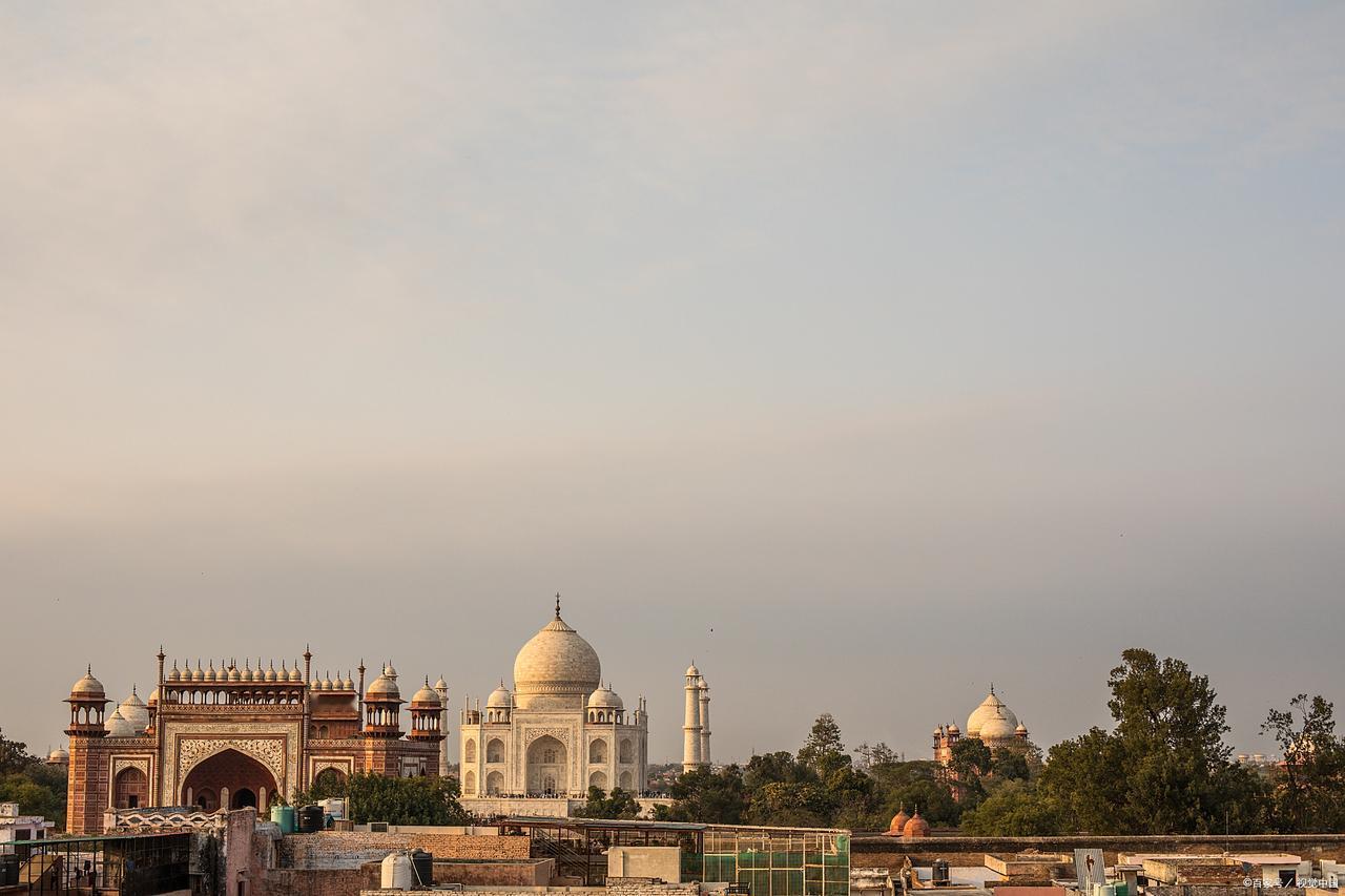 陆战方面，三哥对小巴，第一次没有了以前的摧枯拉朽，反倒被打得灰头土脸。
体量，战