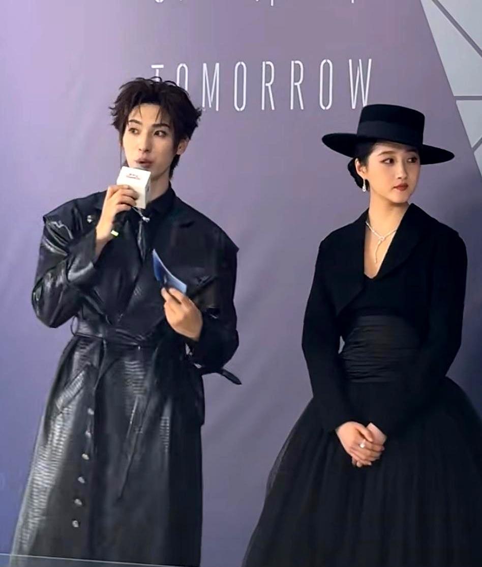 172cm戴礼帽秒变暗夜女爵
 
关晓彤在时尚32周年红毯上，黑西装长裙配圆顶礼