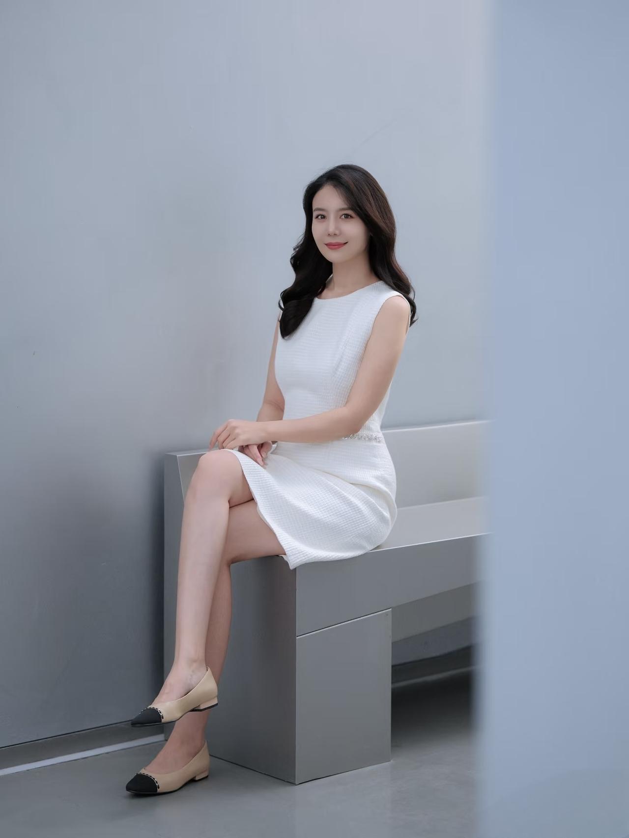 女生怎么穿搭会看上去很优雅白色的无袖连衣裙搭配米色平底鞋，非常清新优雅的穿搭。