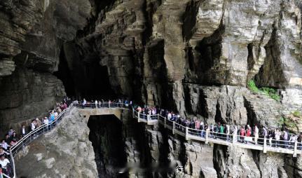 【腾龙洞风景名胜区】腾龙洞风景名胜区距利川市城6公里，景区总面积69平方公里，集