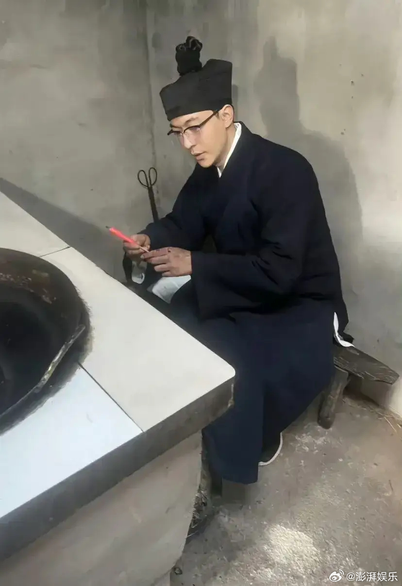 卜凡 出道是为了入道2024年，卜凡公开表示对易学产生浓厚兴趣，自称通过研究《易