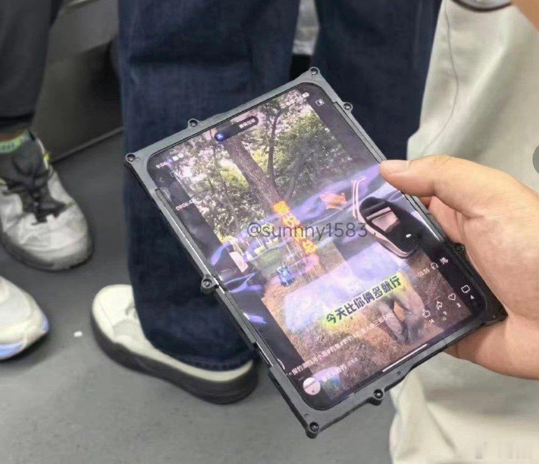 今天看到有人说，这个是小米的阔折叠手机图，我觉得可信度并不高。如果小米真是这么糟