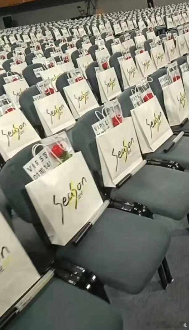 鹿晗演唱会送玫瑰花鹿晗七夕送粉丝玫瑰花 鹿晗演唱会送玫瑰花 ​​​