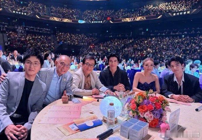湾区升明月名场面预定！杨受成特意为肖战、王力宏、容祖儿拍摄合照，细致清理桌面的小