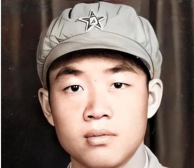 1951年，我军一名15岁的新兵在擦拭炮管时，意外发现对面美军基地有一个突兀的小