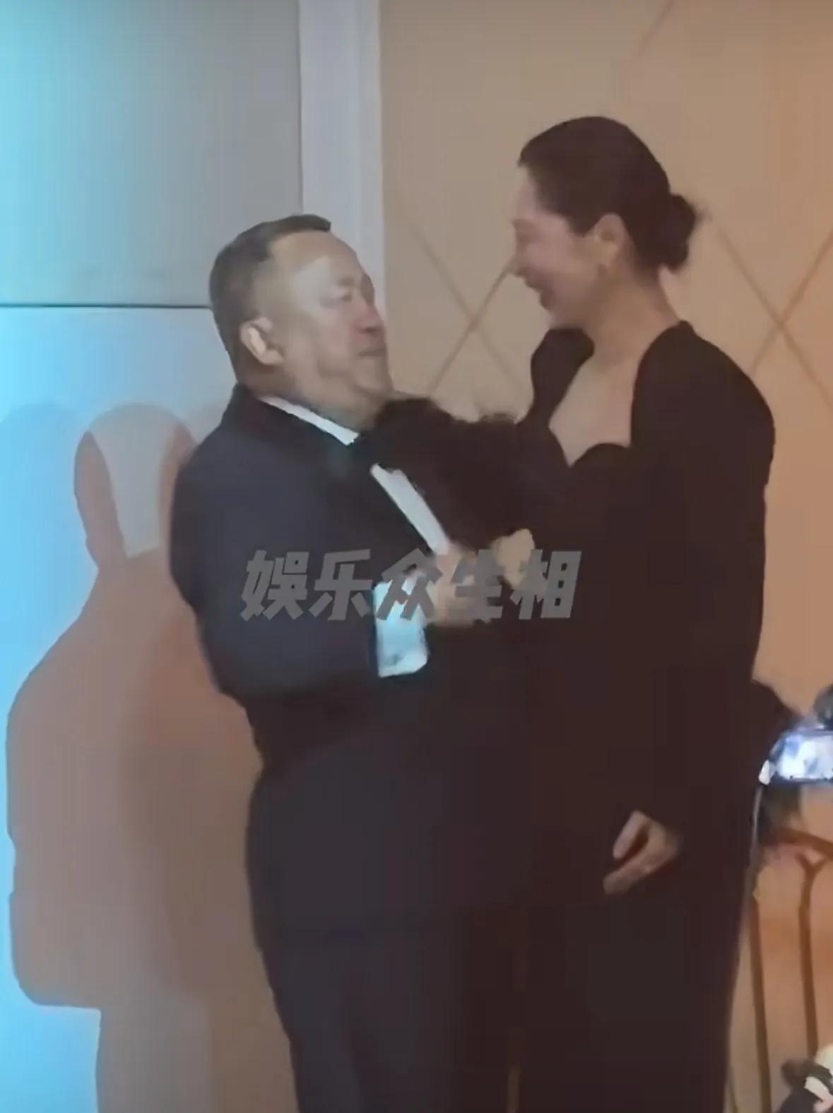 海清凭《我本是高山》获全球最佳女演员奖，曾志伟为其颁奖。
话说这个华鼎奖的含金量