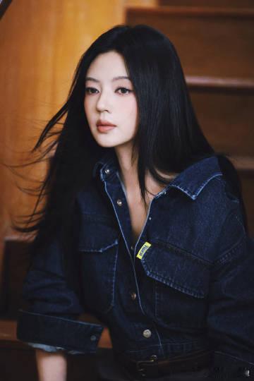 何瑞贤果然浓颜美人 何瑞贤的浓颜自带故事感，五官精致立体，兼具清冷与妩媚气质，多