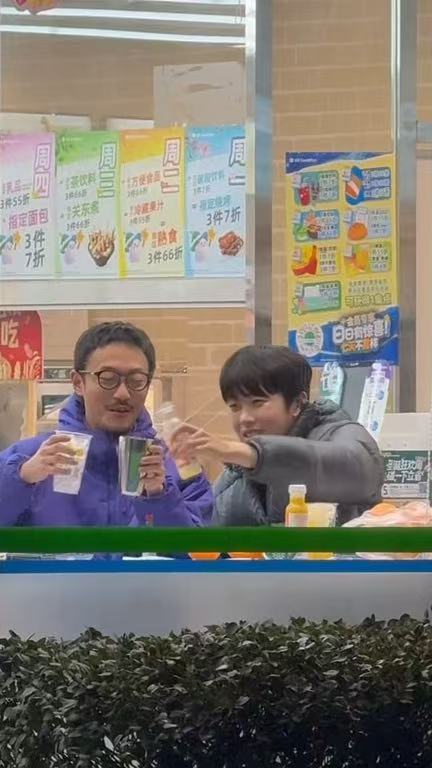 这届品牌方追热点的速度还挺快，张兴朝的回应刚出就转发了。既然如此，替粉丝求个双人