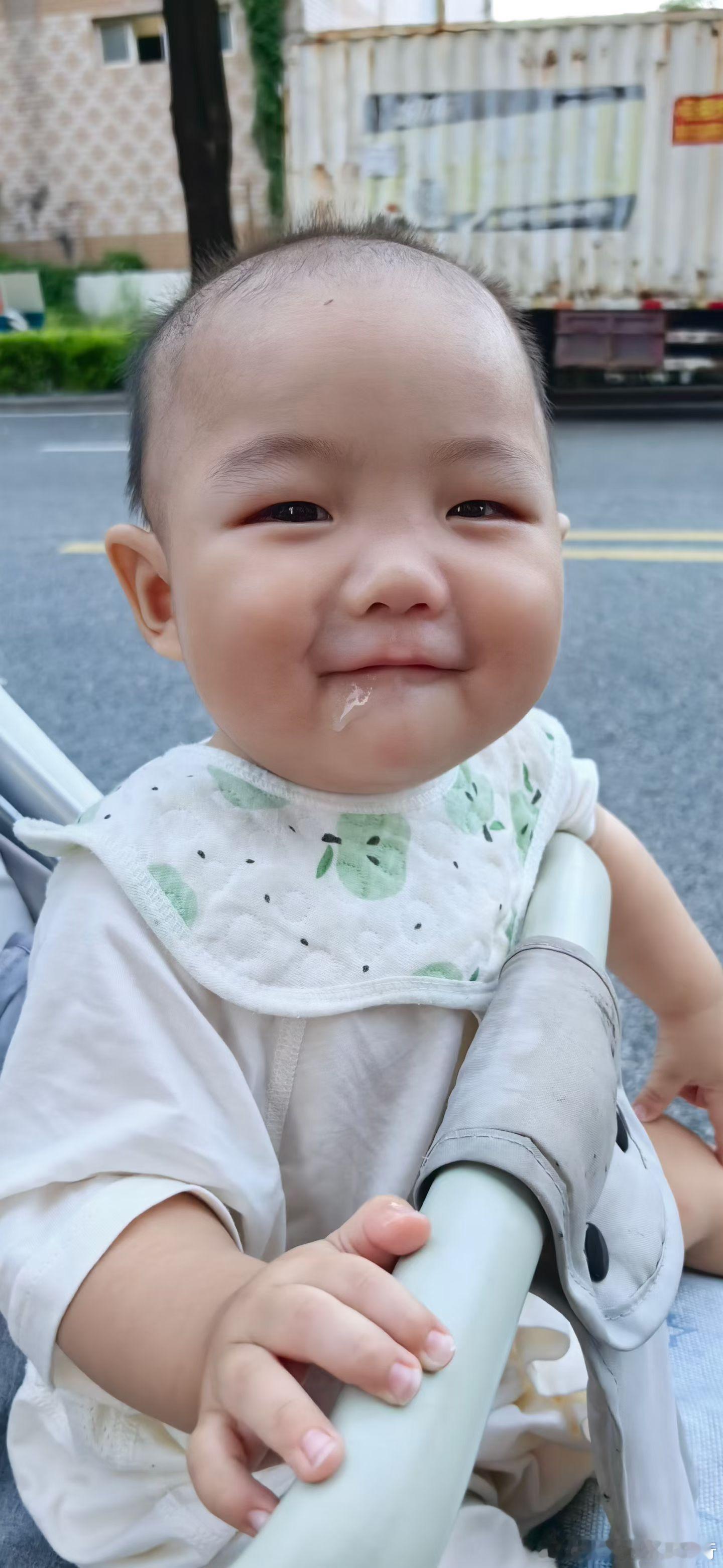 小区遇到一个9个月的小娃娃，见到我就翻身爬起来和我聊天，原来是老乡呀，老乡见老乡