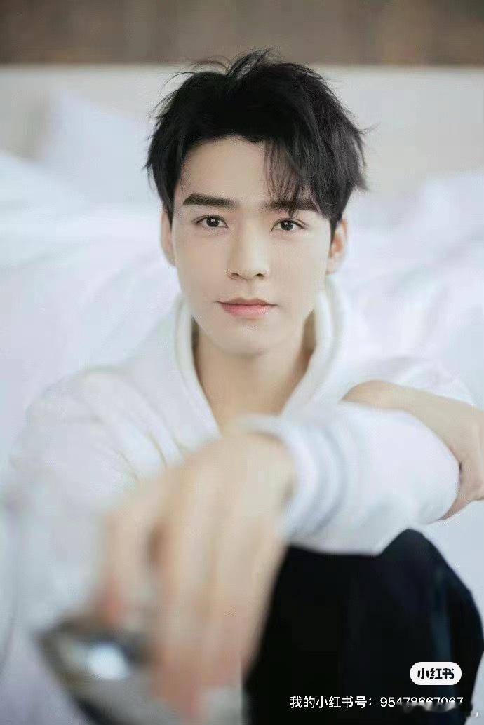 龚俊白色西装造型龚俊简约的造型通过更加多元的方式，演绎出别样的美感。龚俊身穿一袭