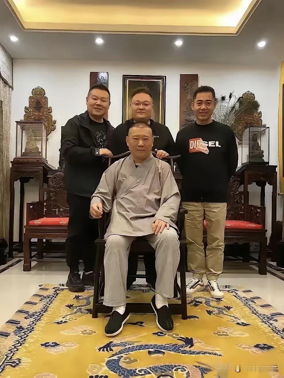 老郭因随意篡改红歌被立案调查，现在的老郭是真飘了，看他平时和徒弟合影时脚下踩的什