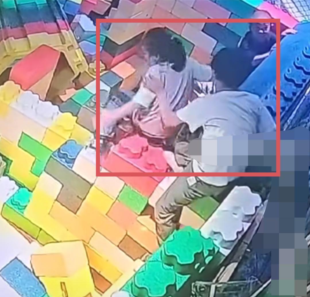 奉劝家长们一句！
带孩子去游乐设施区玩耍也要看好自己的孩子，不然就像这个小女孩，