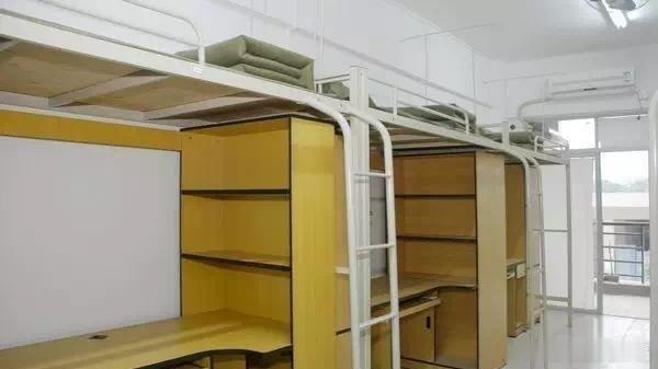 凤凰新闻【室友抽烟、深夜玩游戏，新生换寝未果后自杀，学校一审被判赔30万元】去年