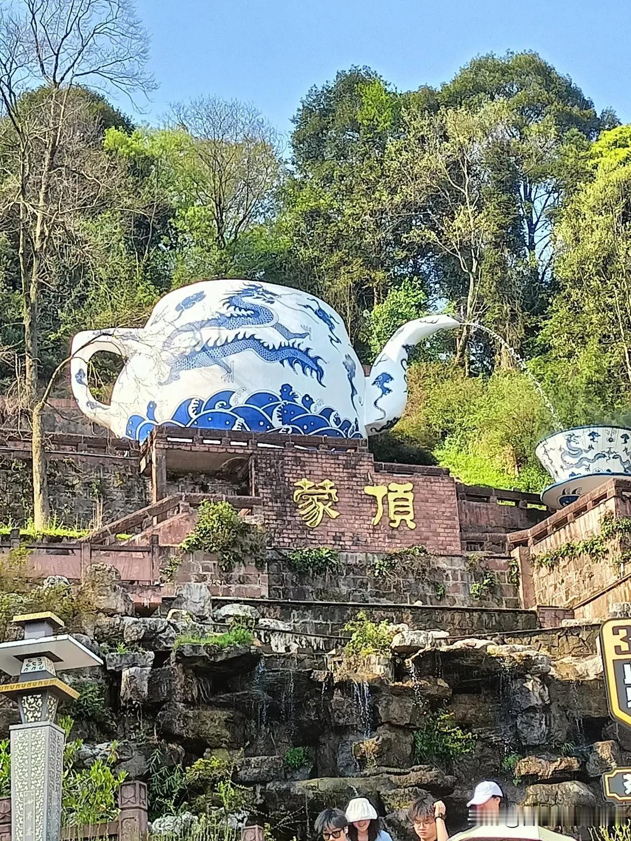 《青衣补天录》
当蒙顶山的云雾漫过茶田的时候，老茶农总是爱指着山巅的七彩光晕讲：