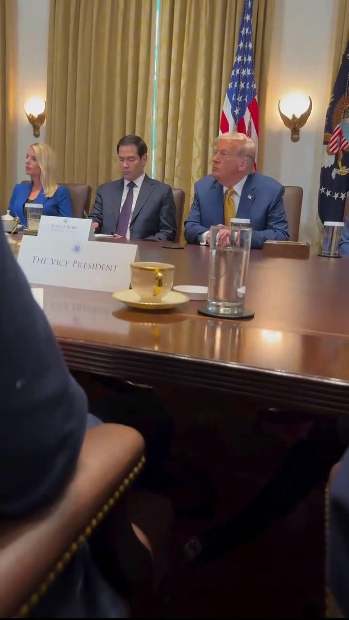 伊朗外长说美国必须二选一 会议中？ 