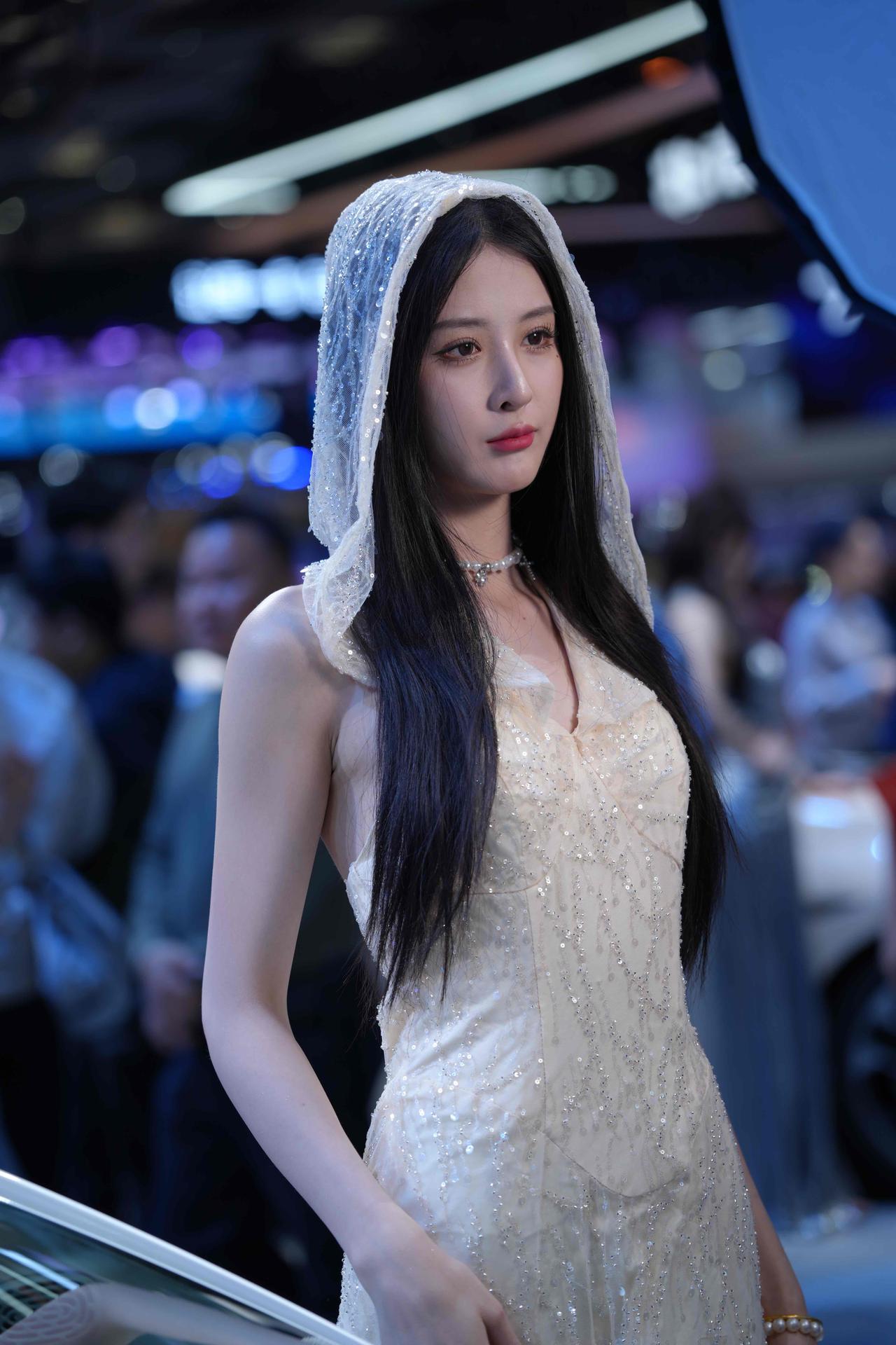 梦幻车展之夜，闪耀的公主与豪车同框💃✨