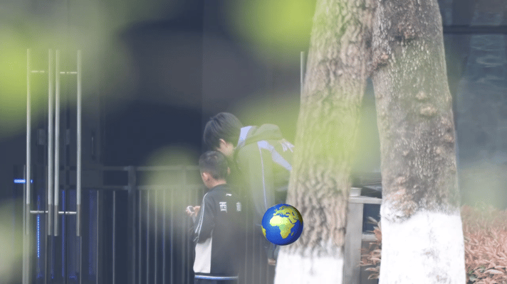 3.25日，有爱的画面！
王楚钦和小朋友用小天才合照，拍照结束还摸摸小朋友的头，