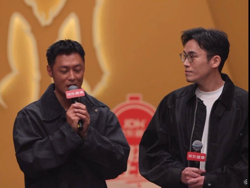 余文乐肤色余文乐黑皮  余文乐这个黑皮，太抢眼了披荆斩棘直播