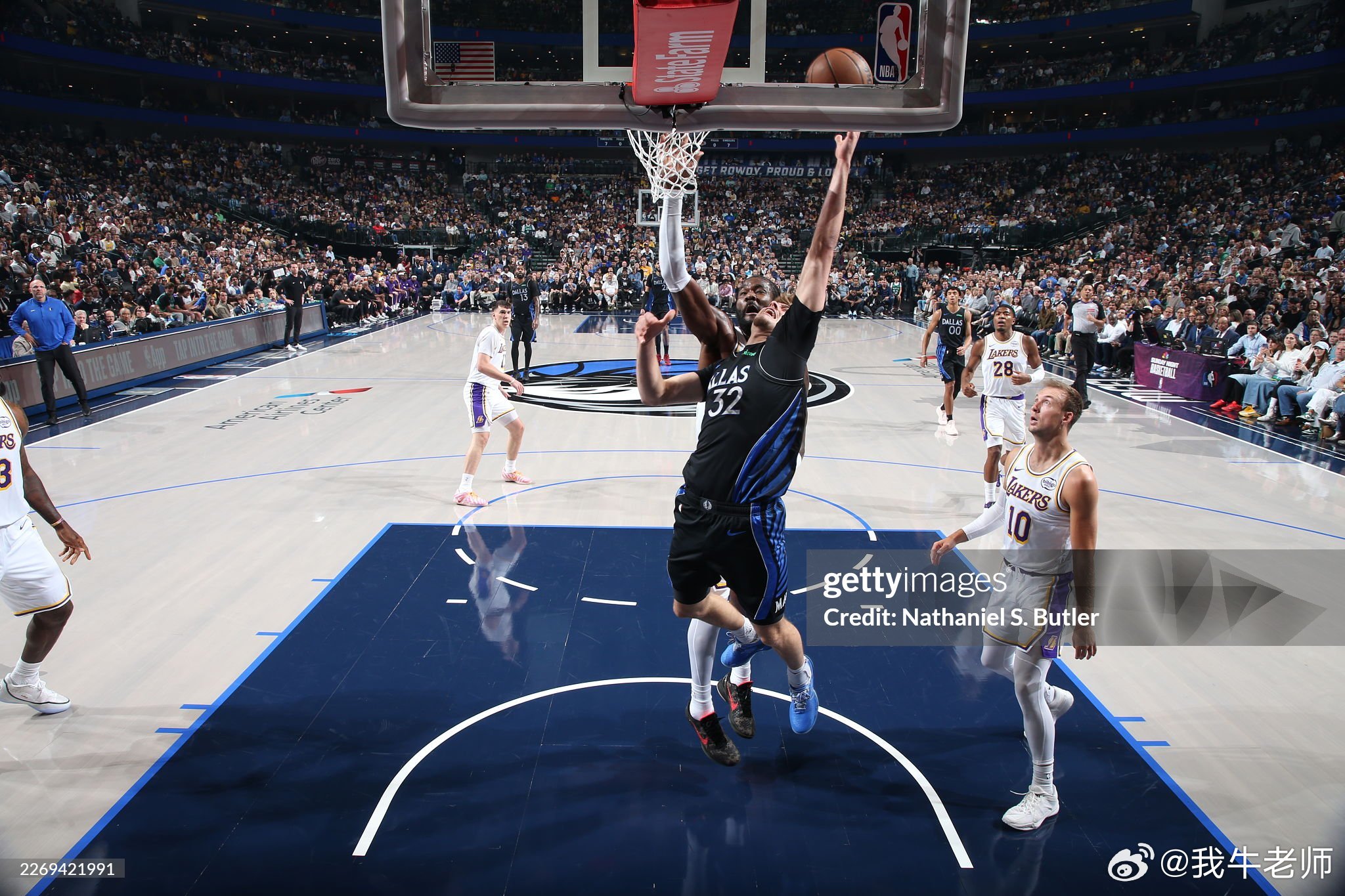 MFFL 第一节还没打完，弗拉格已经狂砍19分。湖人vs独行侠全力詹拼了老詹看着