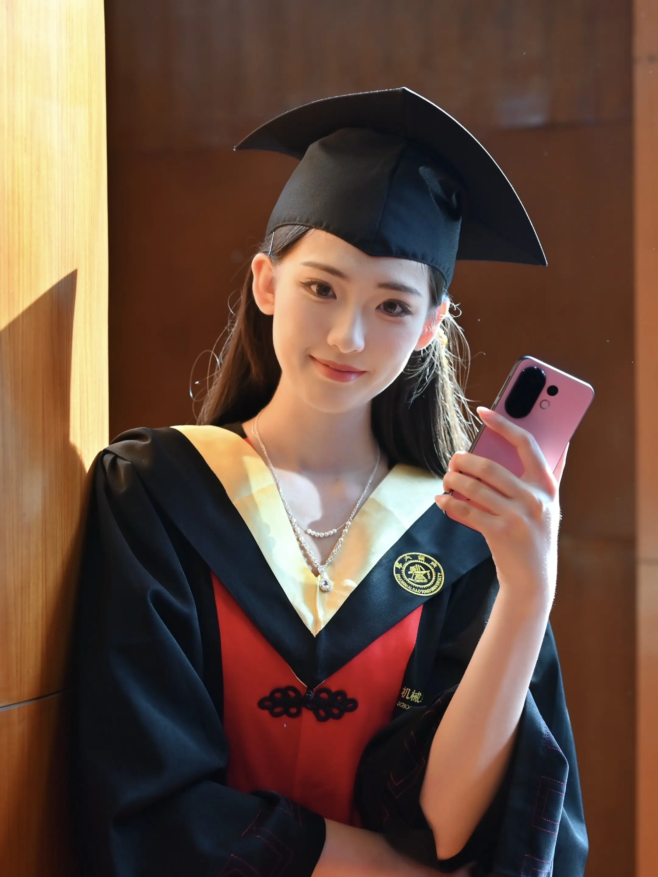 终于到我毕业啦！！学院拍毕业照的时候溜到图书馆简单拍了几张 带着我漂亮...