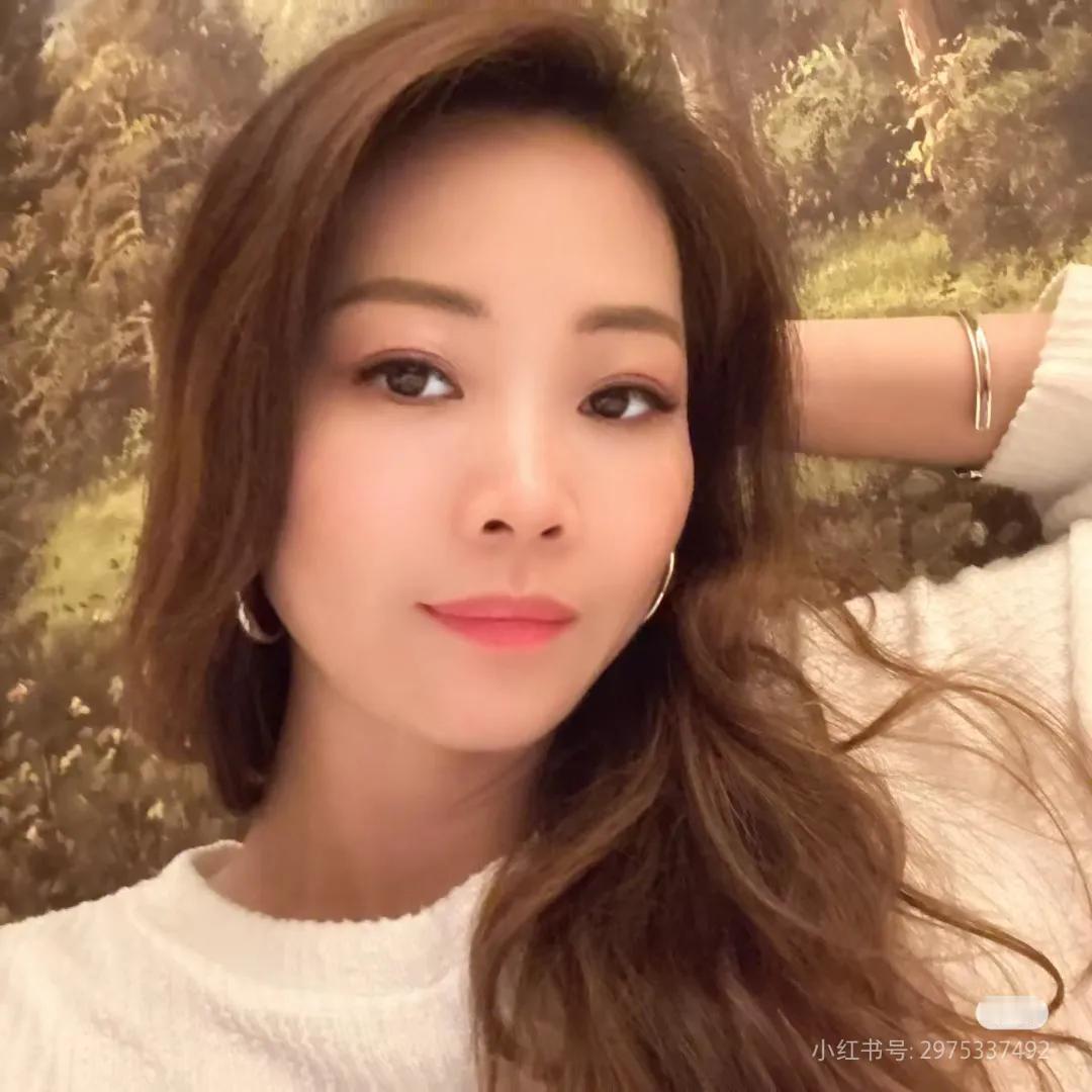 话说香港近几年就推出了许多样靓身材正，气质也相当不错的新晋博主，而小草就是其中之
