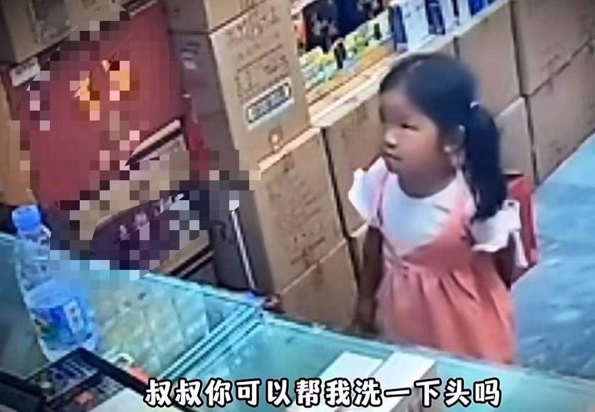 4岁小女孩儿一个人进店买泡面，老板娘随口问了一句：“你妈妈呢？”没想到小女孩的回