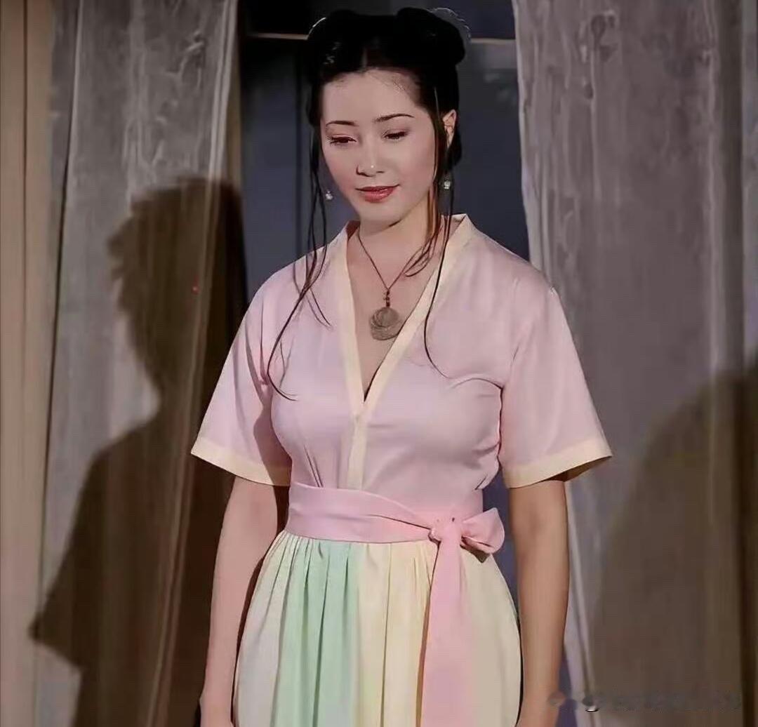 这才是最有气质“潘金莲”的扮演者，感觉她颜值不是最高，没有王思懿好看，但她属于风