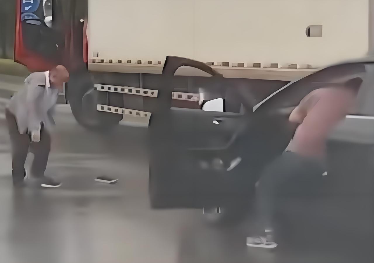 “吵架暂停，先帮对方刹停溜车” 很快就冲上了热搜榜，短时间内就引发了大量网友的关
