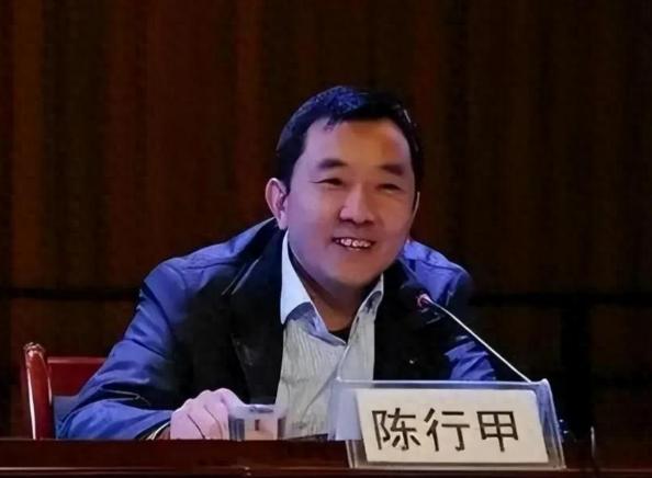 一次，陈行甲找上级汇报工作时，竟被上级恶狠狠呵斥 “你给老子滚！你只是下属，老子