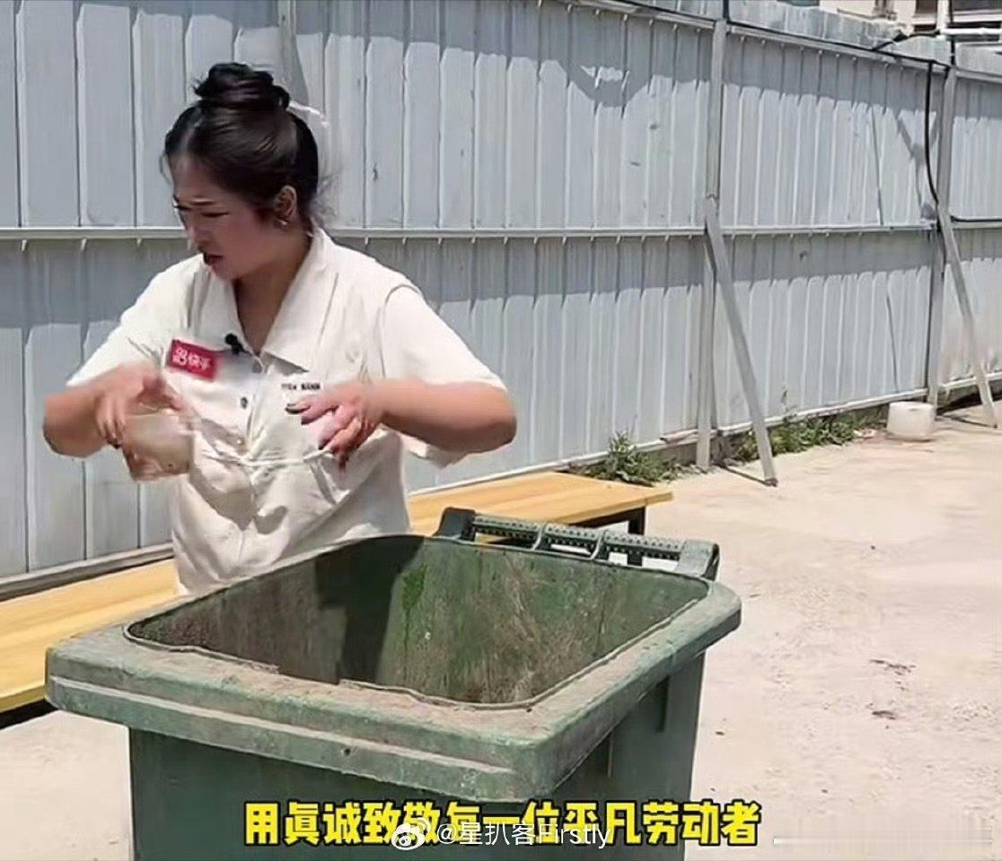 俏黄蓉重返工地为工友送盒饭别人五一都在奔赴各地欣赏美景，俏黄蓉却选择回到最初奋斗