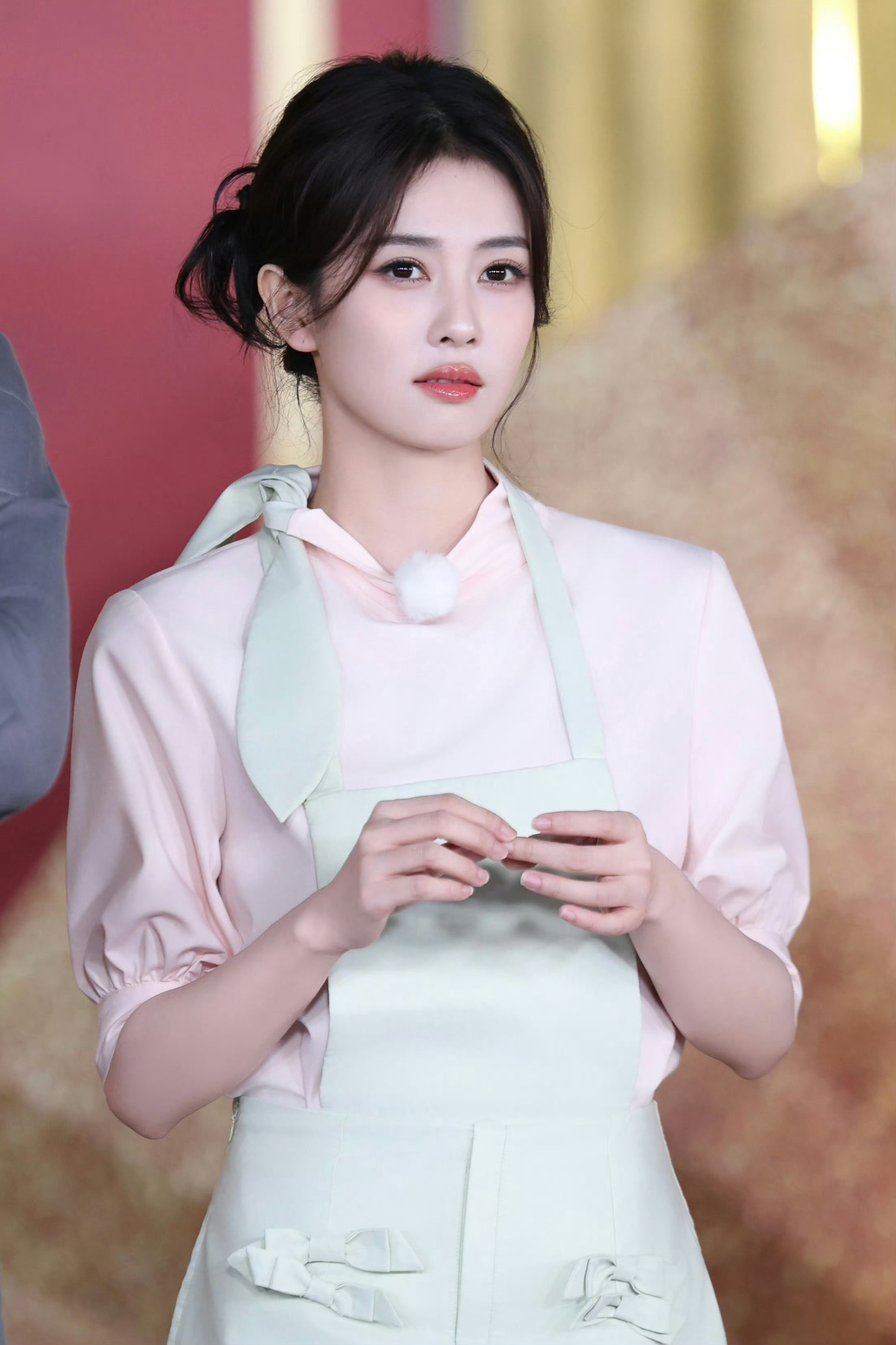白鹿白鹿王韵娜 白鹿开到荼蘼 你问我幸福与否 我说细水长流