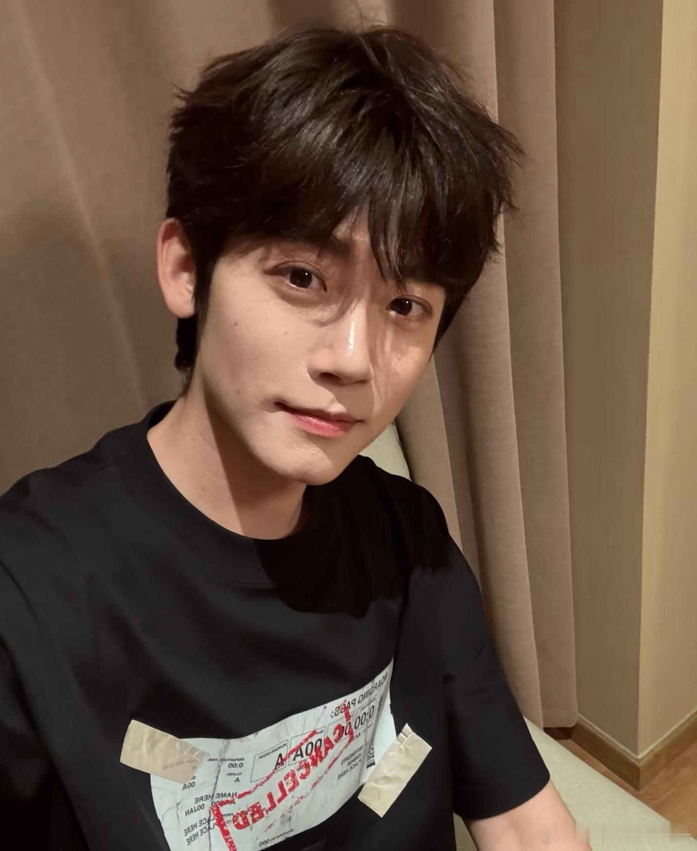 曝李卿恋爱原来是门槛哥谈恋爱了呀哈哈哈吓我一跳我以为张凌赫呢