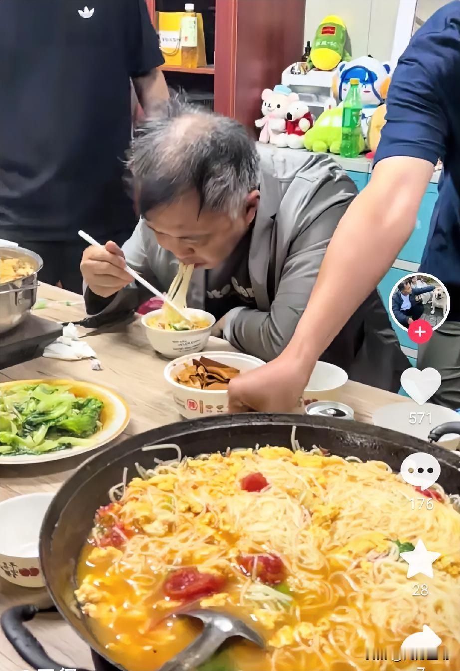 流浪大师、著名文化学者沈巍回到上海后，日子过得大不如前了。以前天天大鱼大肉，现在