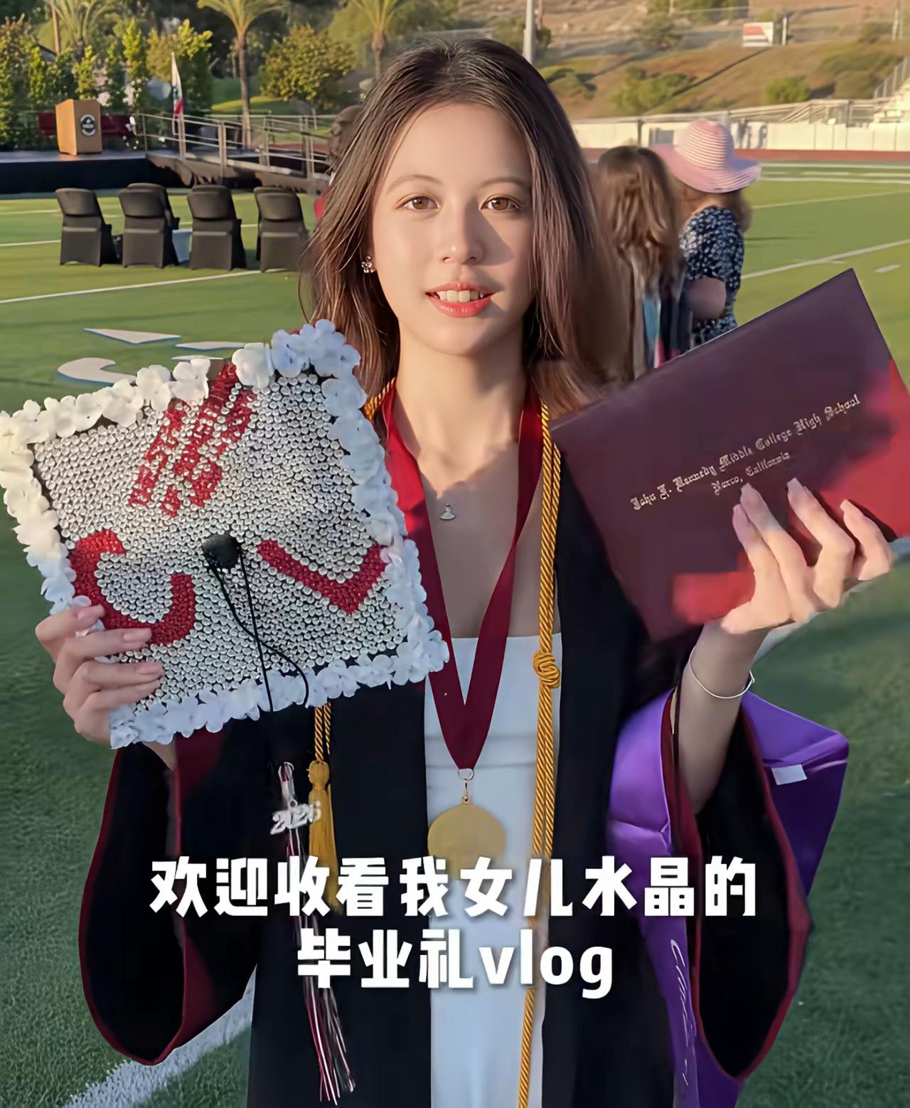 翁虹在社交媒体上发了她儿女高中毕业视频

容貌很普通网红脸没有什么特点，比不上翁
