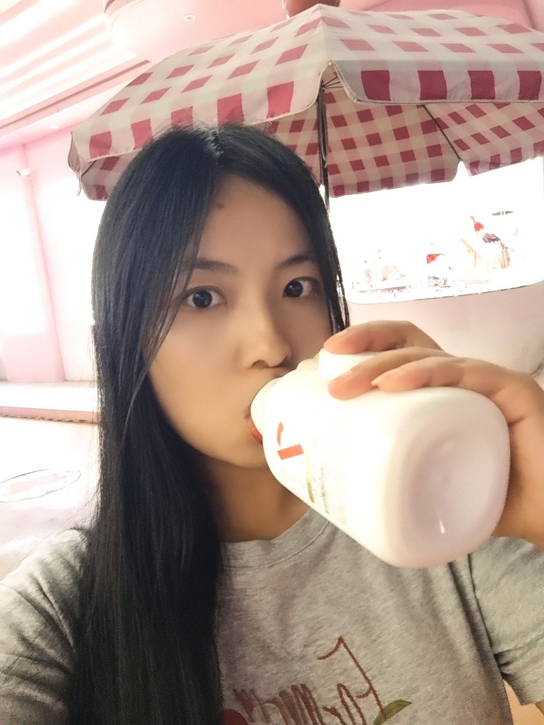 你这鹅蛋脸长得太匀实了，我拿取景框比了比，刚好卡在黄金比例里，一点不浪费画面。以