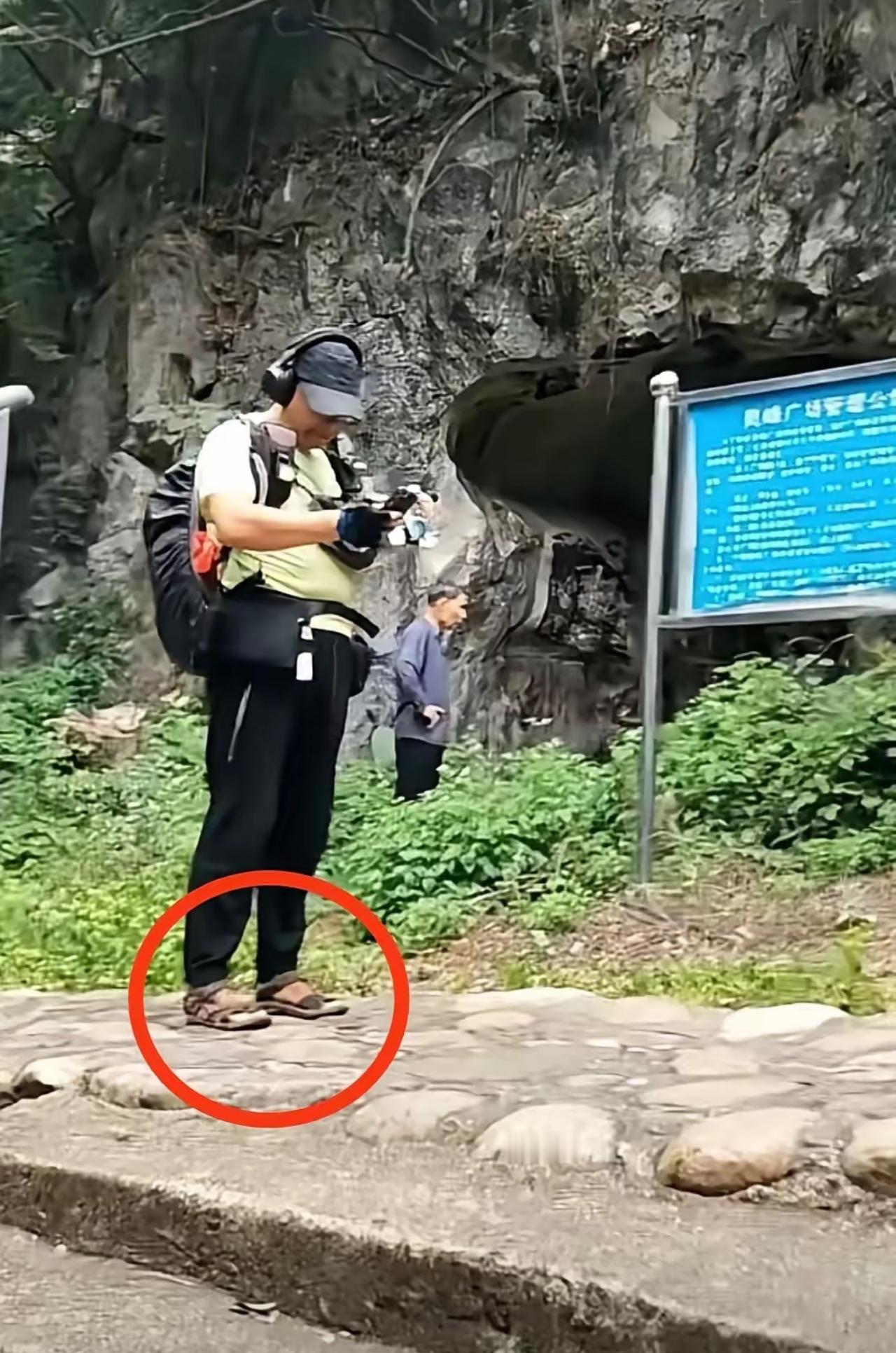 必须点赞！广西博主爬山揪出可疑人员，这波全民警惕心，给全国人打了样！
总说间谍离