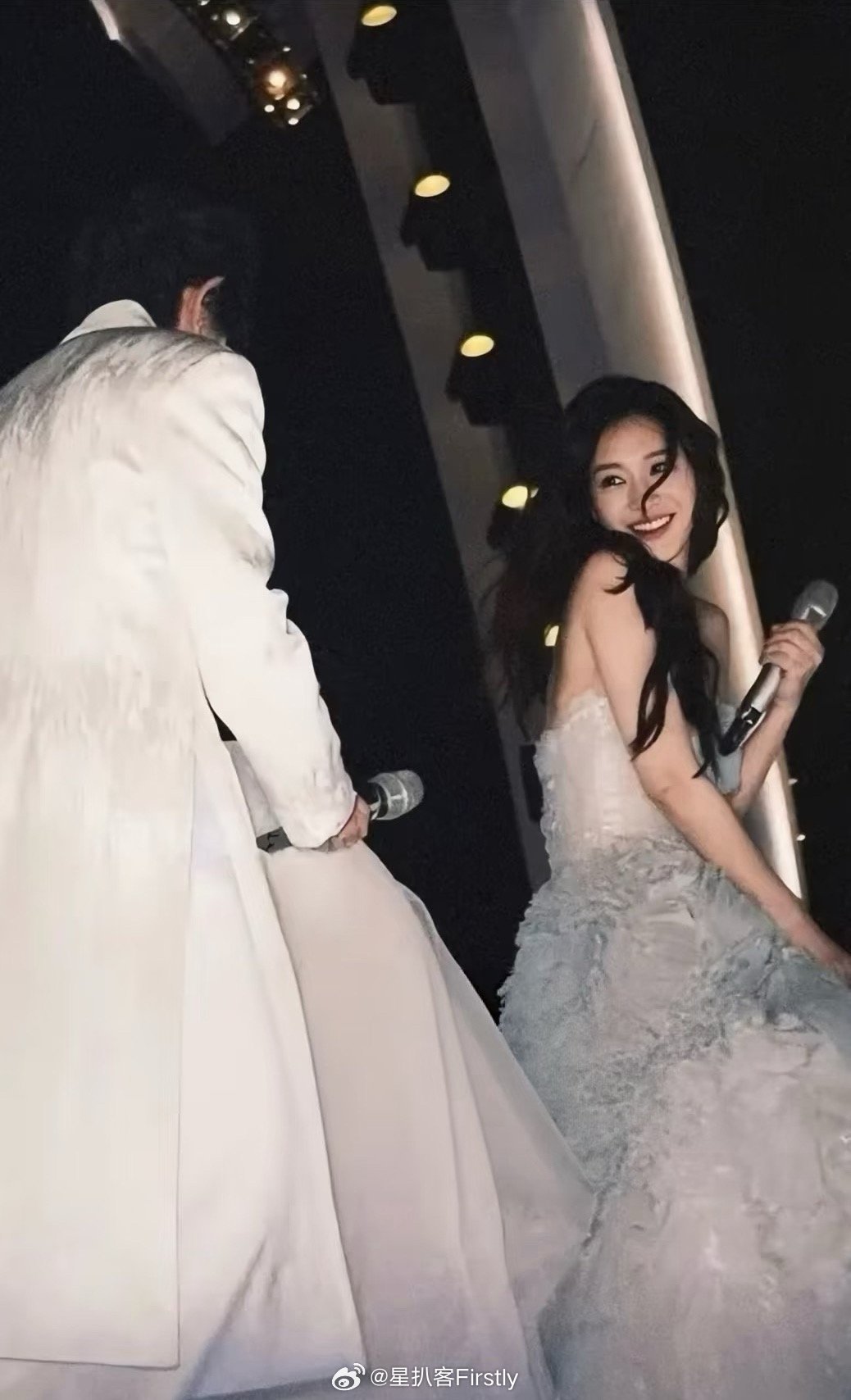 冉濛下台神图 婚纱摄影一生的追求李小冉王濛总决赛再出神图！不得不说氛围感好足，这