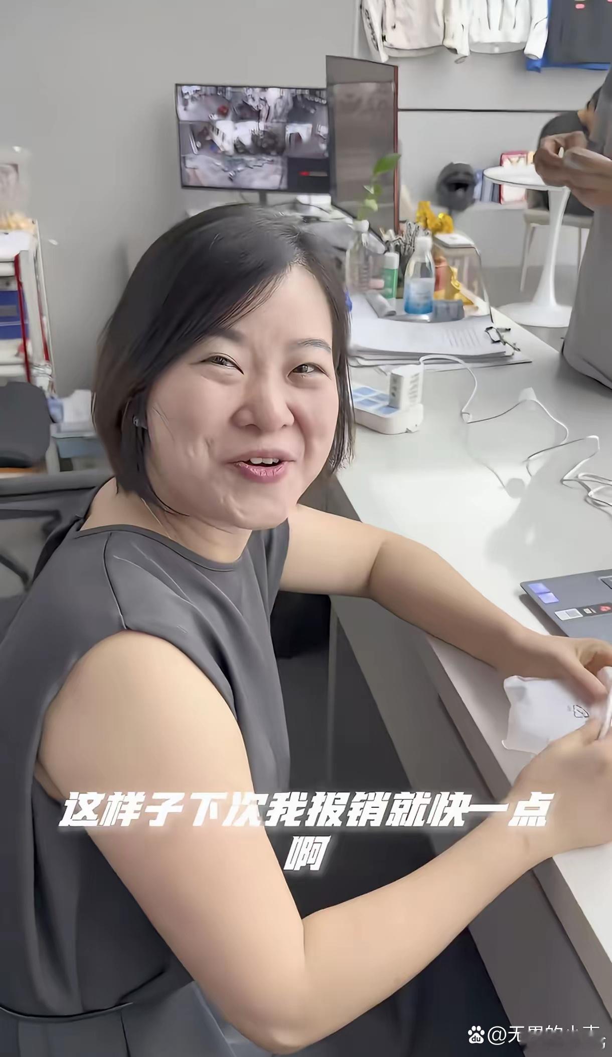 员工们看老板娘陈星伊每次结算工资，用的都是一台十几年的老旧电脑，卡得要命。大伙干